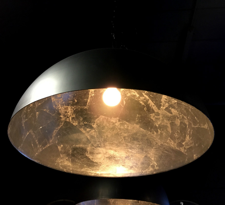 Designerlampe aus Metall Außenseite hat ein einzigartiges Me