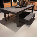 ET 325, Zwarte houten eettafel