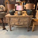 SWT 001, Sidetable met houtsnijwerk en lades