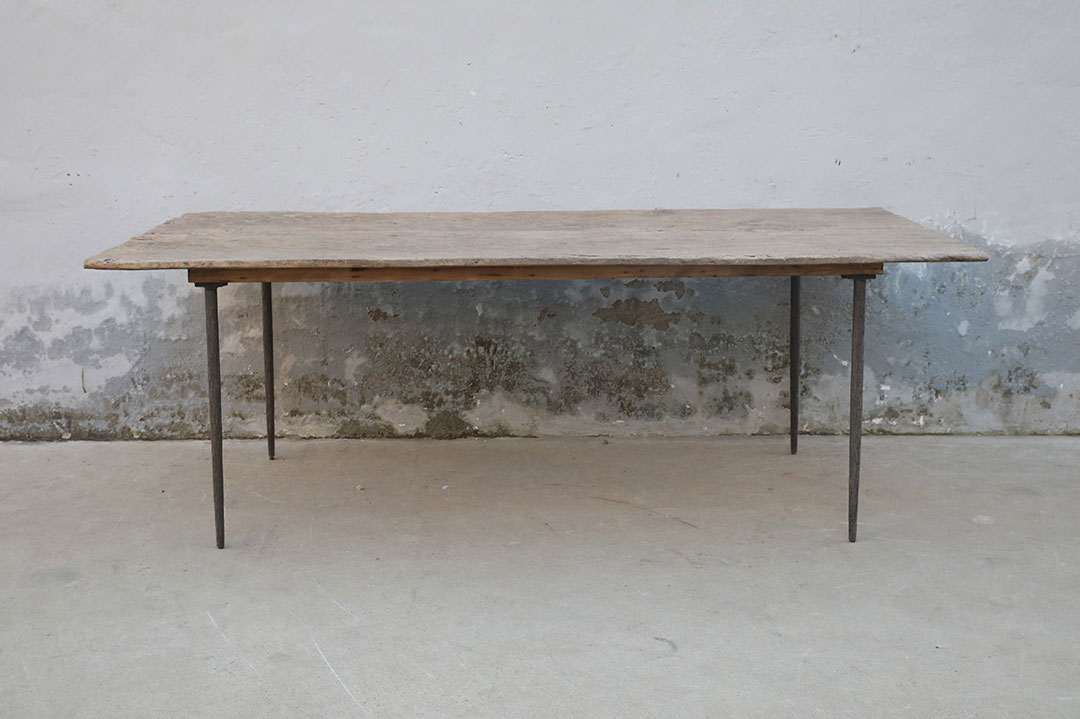 42-7174, Dining table with pointed steel legs