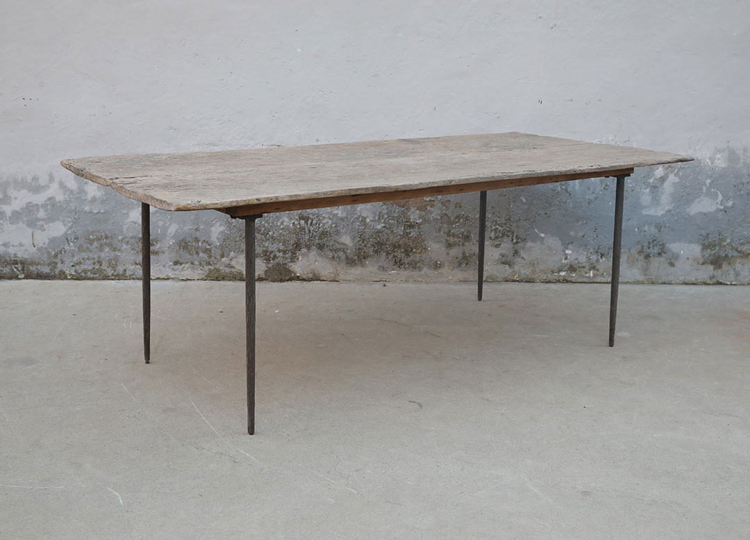 42-7174, Dining table with pointed steel legs