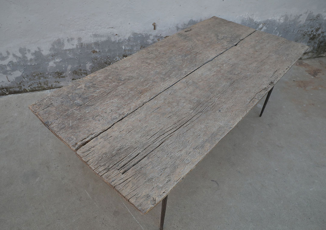 42-7174, Dining table with pointed steel legs