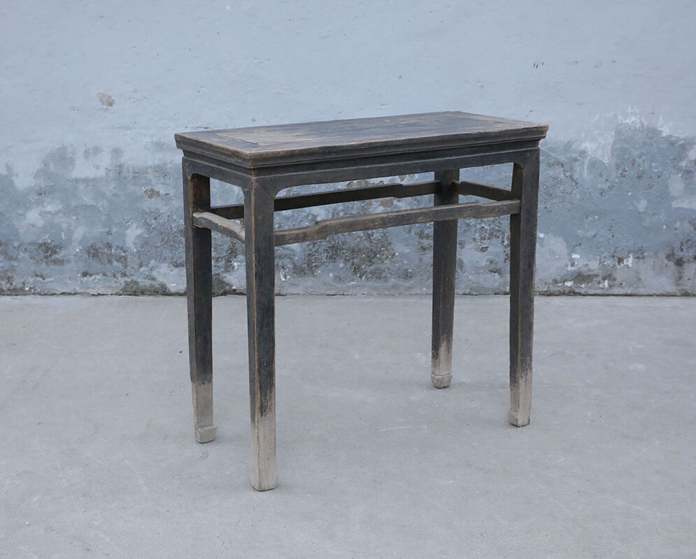 42-7824, Small black side table