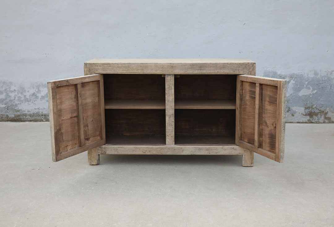 A105, Wooden dresser with doors