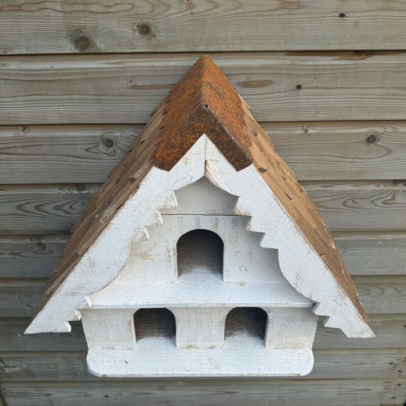 DE 327, Wooden birdhouse