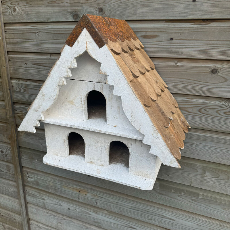 DE 327, Wooden birdhouse