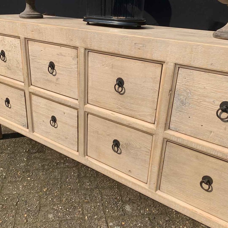 DS 183, Dresser with 8 drawers