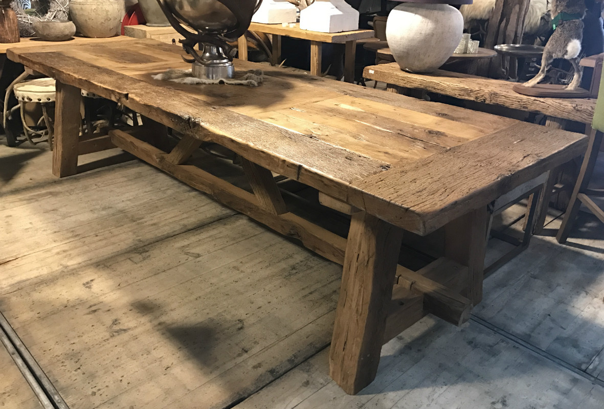 Zeer robuuste tafel gemaakt van 200 jaar oud steeneikenhout. Deze - eetkamertafel - Antieke tafels van oud hout. landelijke tafels. - De Jong Interieur