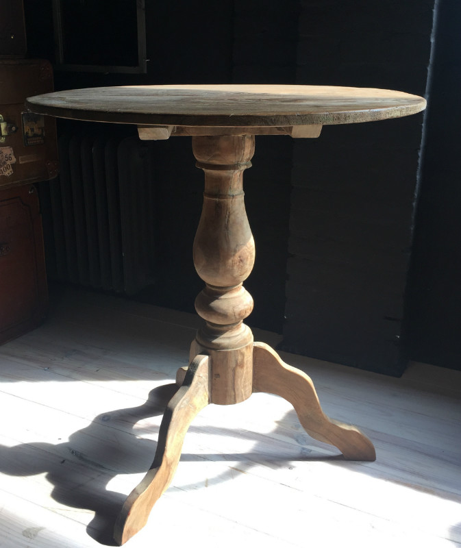 Mooi rond tafeltje. De tafel heeft een fraaie kolompoo - Kleine tafels, bijzettafels salontafels - Antieke tafels, tafels van oud hout. landelijke tafels. - Interieur